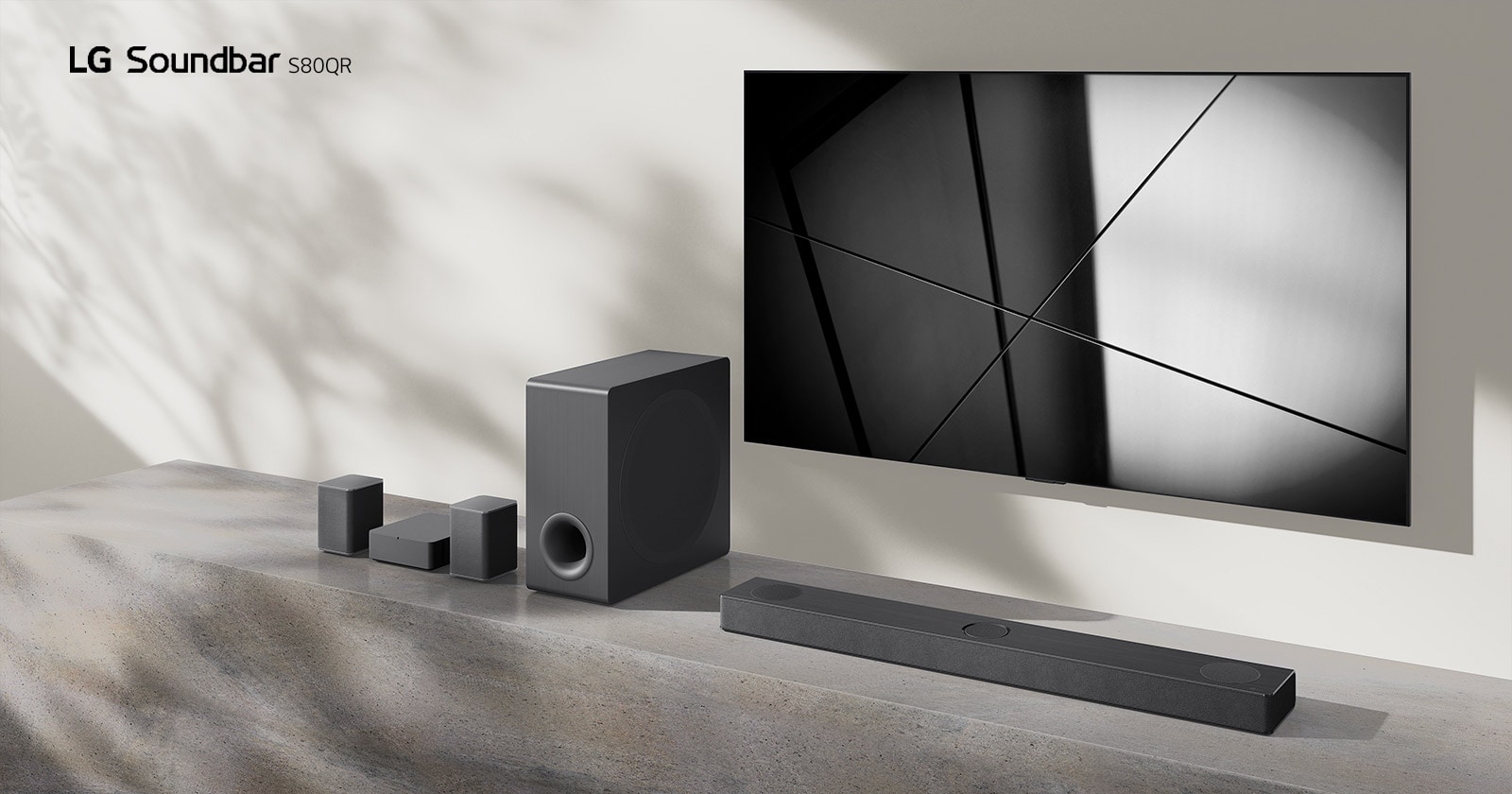 LG Soundbar S80QR og LG TV er placeret sammen i stuen. TV'et er tændt og viser et sort/hvidt billede.