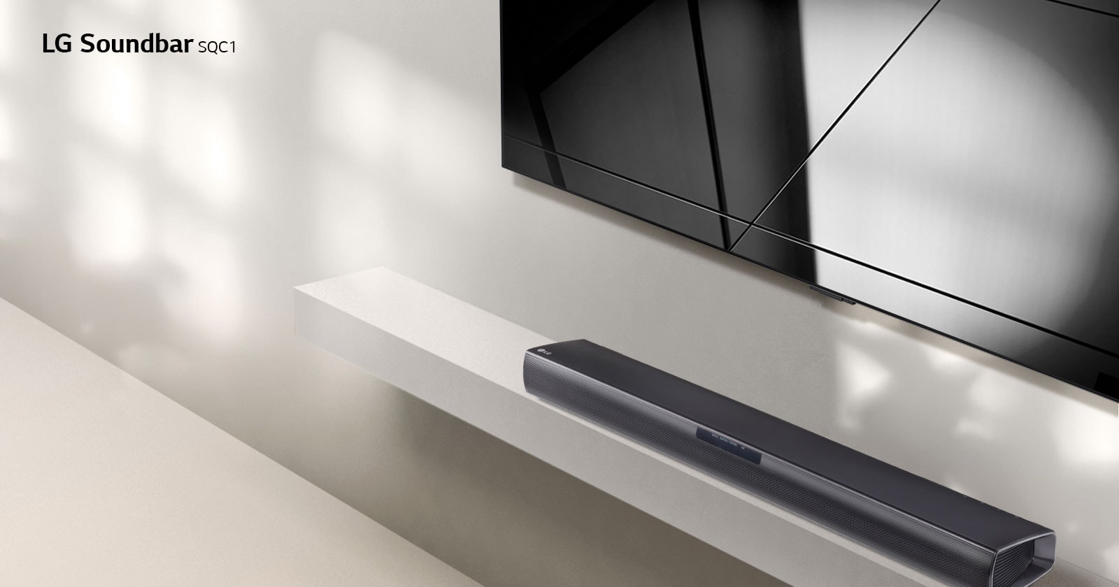 LG Soundbar SQC1 og LG TV er placeret sammen i stuen. TV'et er tændt og viser et grafisk billede.