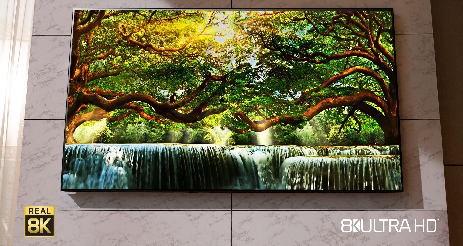 Et Nanocell-TV hænger på væggen. Der vises et naturlandskab på skærmen.