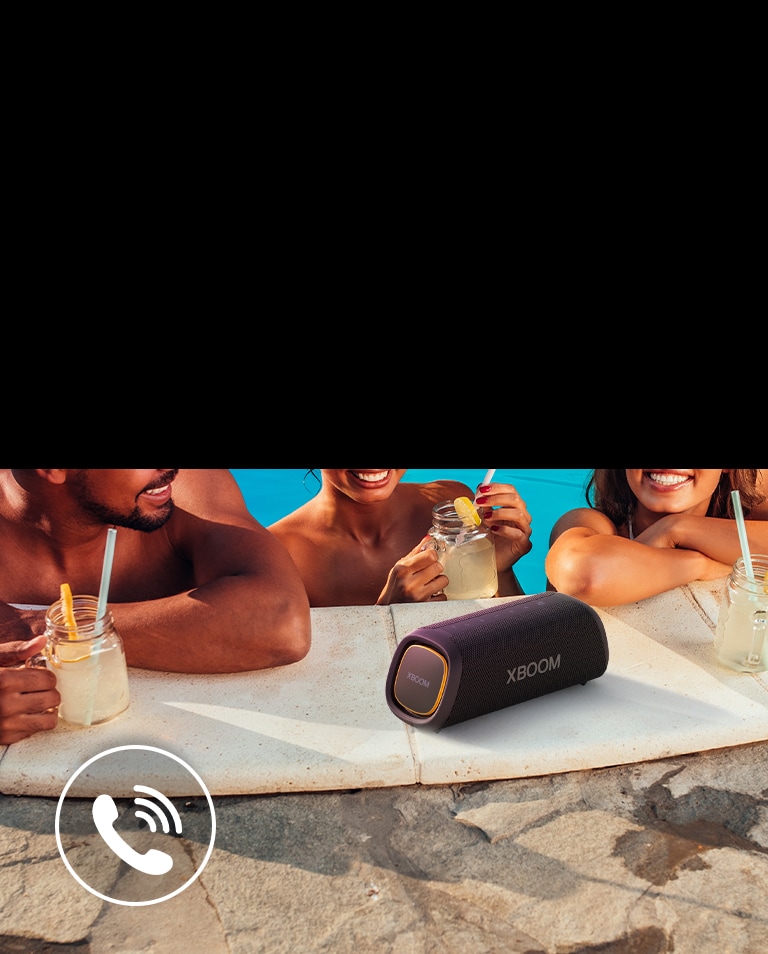 LG XBOOM Go XG7 se coloca junto a la piscina. Tres personas hablan por el altavoz de la piscina.