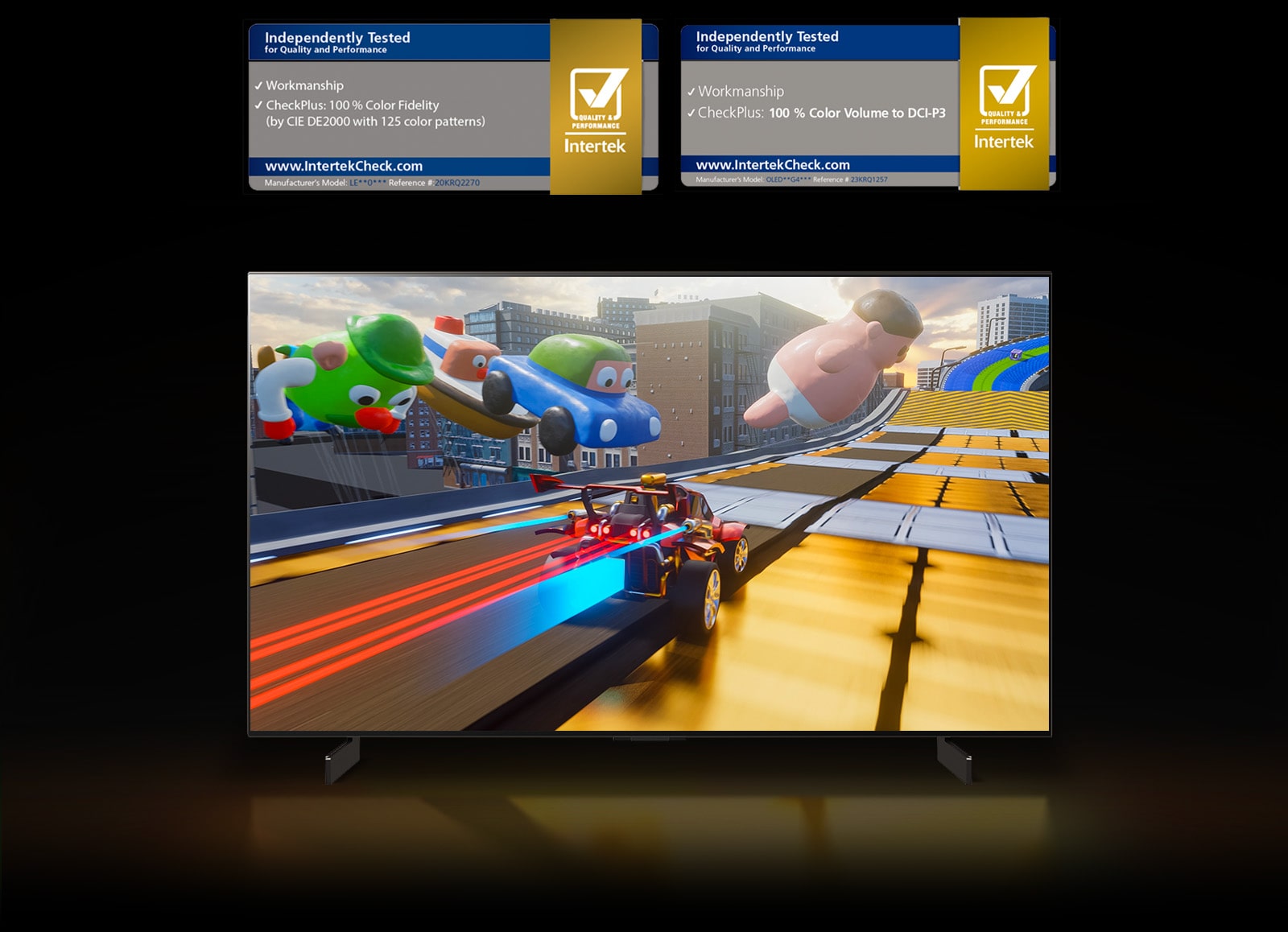 Una escena colorida de un coche de carreras de juguete acelerando en la pista en un mundo de juguetes. Arriba se muestran dos certificados diferentes de 100% de fidelidad de color y 100% de volumen de color para DCI-P3".