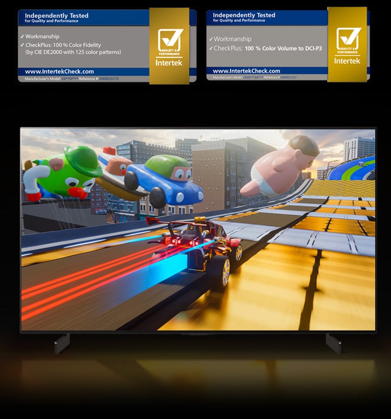 Una escena colorida de un coche de carreras de juguete acelerando en la pista en un mundo de juguetes. Arriba se muestran dos certificados diferentes de 100% de fidelidad de color y 100% de volumen de color para DCI-P3".