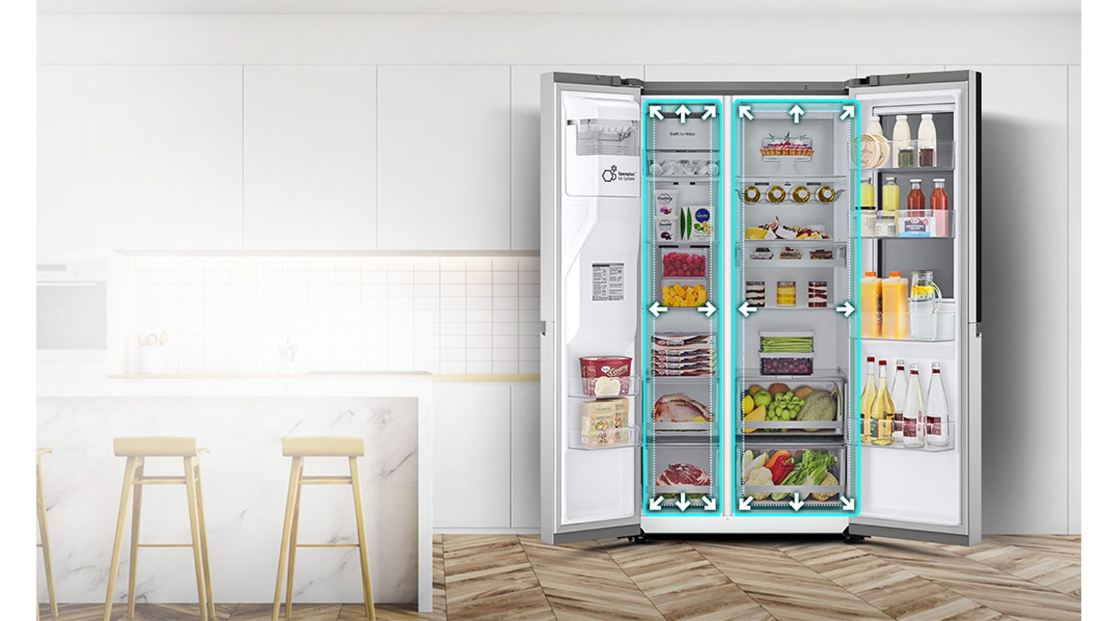 Un video comienza con la vista frontal del refrigerador con ambas puertas abiertas. Los espacios interiores están delineados con líneas de neón y las flechas comienzan a empujar las líneas para mostrar que ahora hay más espacio en el interior. El cuadrado de neón alrededor de los espacios interiores parpadea para mostrar la diferencia entre el nuevo espacio y el antiguo espacio más pequeño que ahora se destaca en una línea blanca punteada.