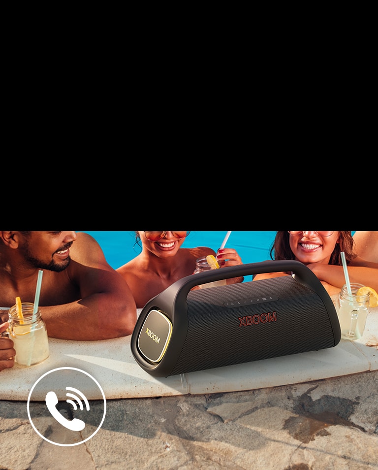 LG XBOOM Go XG9 está junto a la piscina. Tres personas hablan por el altavoz de la piscina.