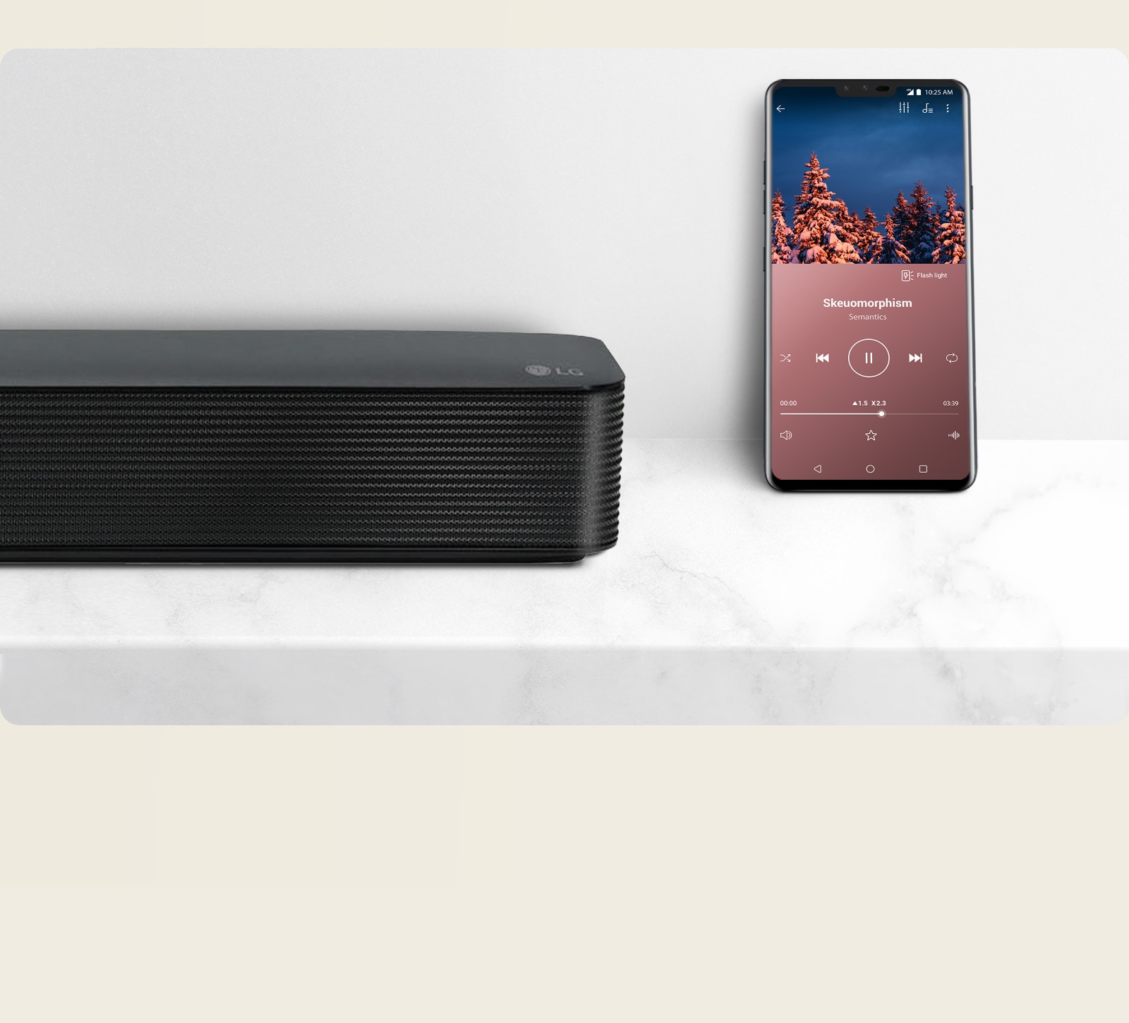 LG Soundbar ribakõlari parempoolne lähivaade nutitelefoni kõrval. Valgel riiulil on kaks seadet.