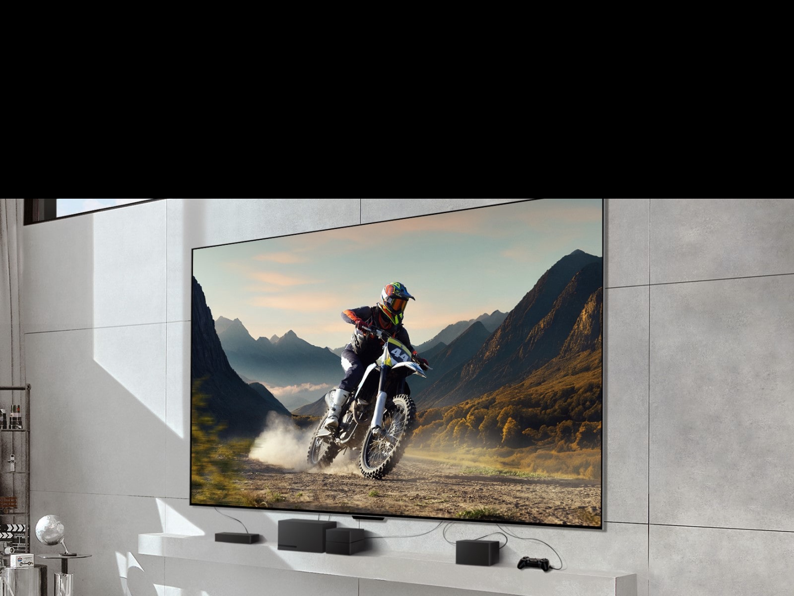 Seinale kinnitatud LG SIGNATURE OLED M4 näitab mootorrattaga mudasel rajal sõitvat meest ning alloleva juhtmesegadiku abil ühendatud seadmeid. Seamed hägustuvad ja suumib välja, et paljastada hele, moderne elutuba, kus on laual Zero Connect Box selle all olevate korralikult organiseeritud seadmetega. Pilt läheb hetkeks tumedaks ning esile tõstetakse Zero Connect Box ja seadmed. Ilmub punane Wi-Fi signaal ja teleri poole on suunatud punane valguskiir, millest väljuvad punased ringid.