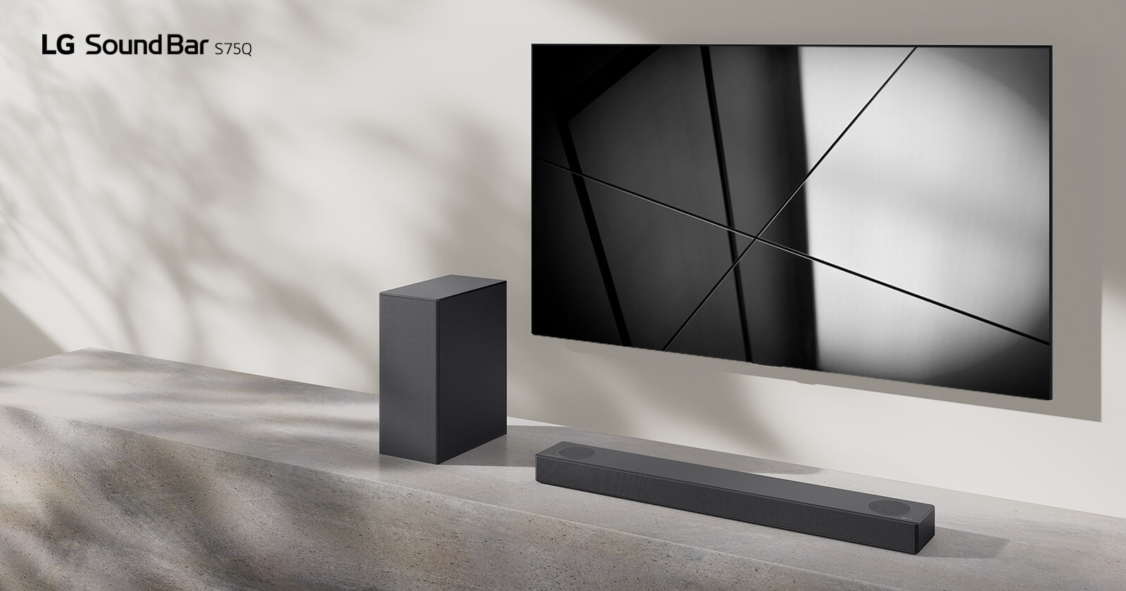LG soundbar S75Q ja LG televiisor on paigutatud koos elutuppa. Teler näitab mustvalget pilti.