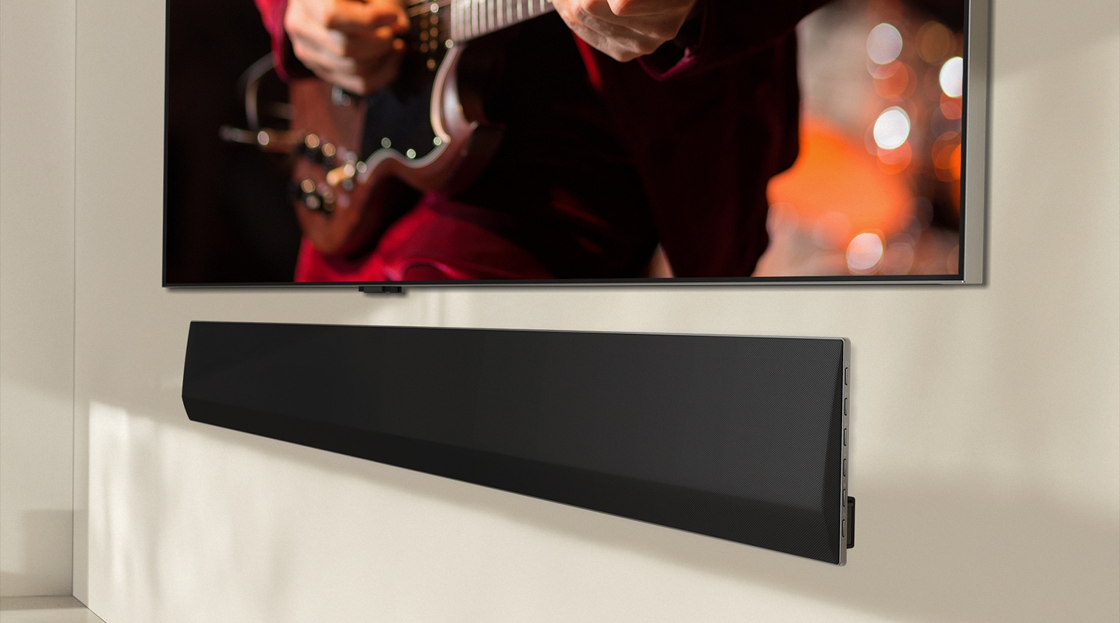 LG TV ja LG Soundbar ribakõlari alumise osa nurgavaade, kinnitatud seinale.