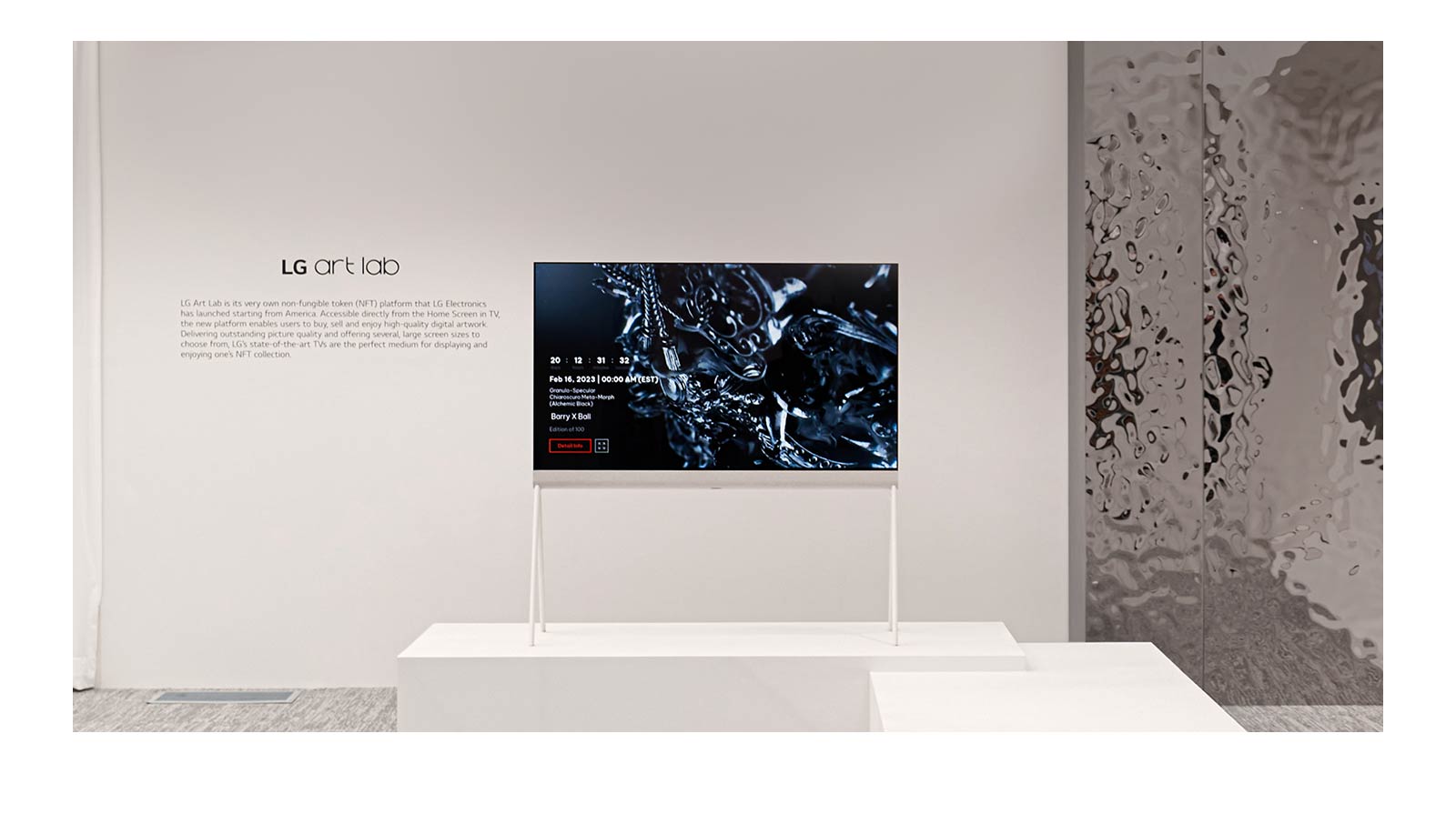 Valges toas olev molbert kujutab ekraanil musta skulptuuri digitaalset kunstiteost. Hõbedane füüsiline skulptuur teleri paremal küljel näitab ruumi peegeldust.