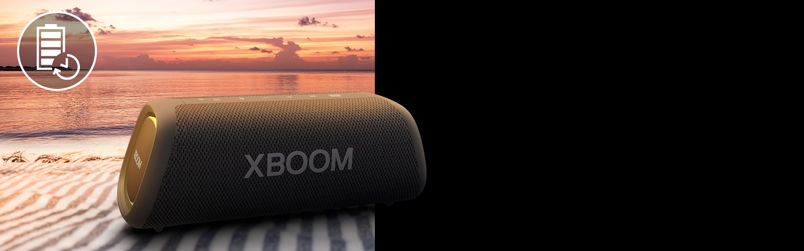 مكبر الصوت موضوع فوق منشفة الشاطئ. يظهر أمام مكبر الصوت منظر الغروب على الشاطئ لتوضيح أن بطارية هذا المنتج تدوم حتى 18 ساعة.