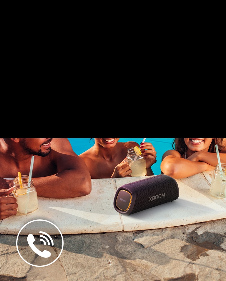 مكبر الصوت XBOOM GO XG5 من LG موضوع بجانب المسبح. ثلاثة أشخاص يتحدثون من خلال مكبر الصوت وهم داخل المسبح.