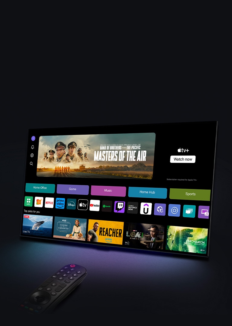 يظهر LG TV الشاشة الرئيسية لنظام التشغيل webOS بزاوية مقابل الخلفية. تعرض الشاشة الرئيسية فئات التصفح واللقطات من البرامج التلفزيونية. يشير جهاز LG Magic Remote إلى التلفزيون.