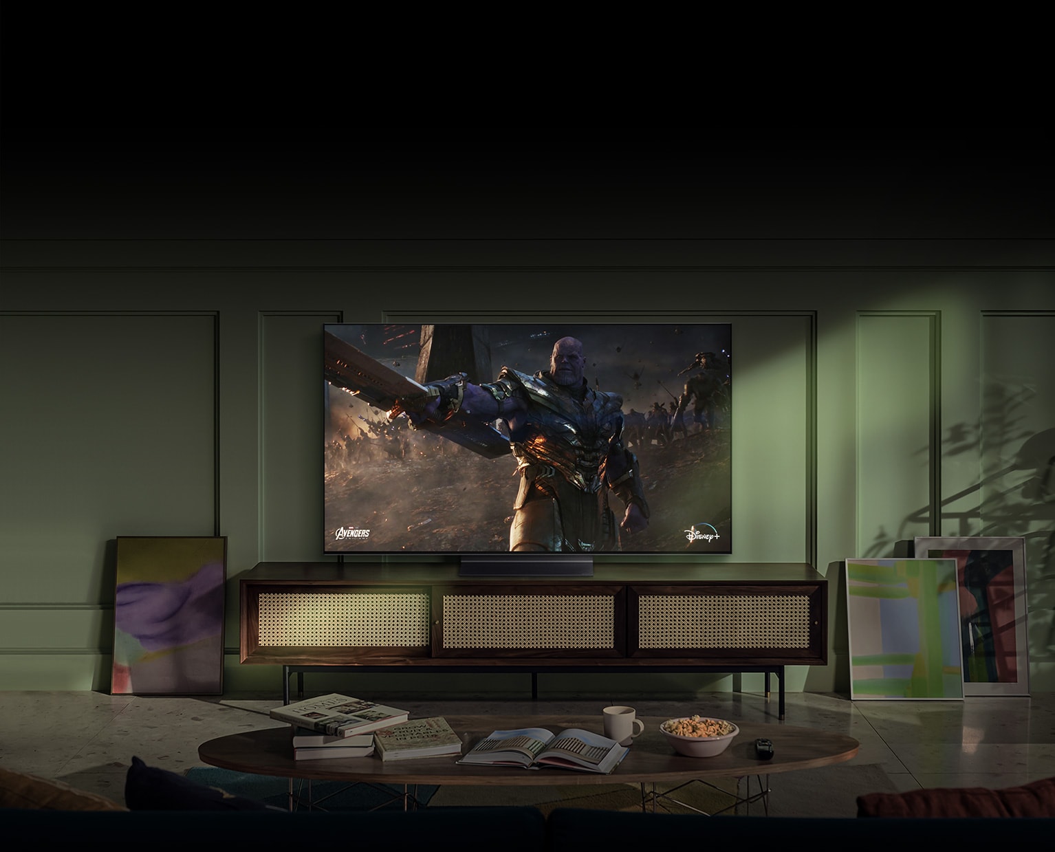 ديناصور يقفز عبر شاشة تلفزيون OLED من إل جي بينما ينبض المشهد بالحياة داخل الغرفة