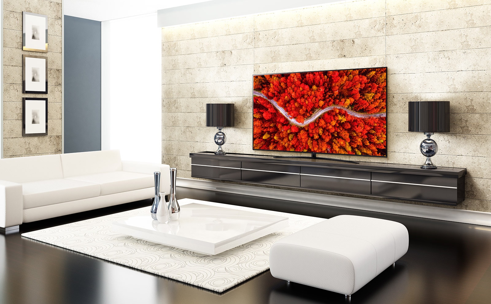 غرفة جلوس فاخرة مع تلفزيون يعرض منظر جوي للأخشاب باللون الأحمر.