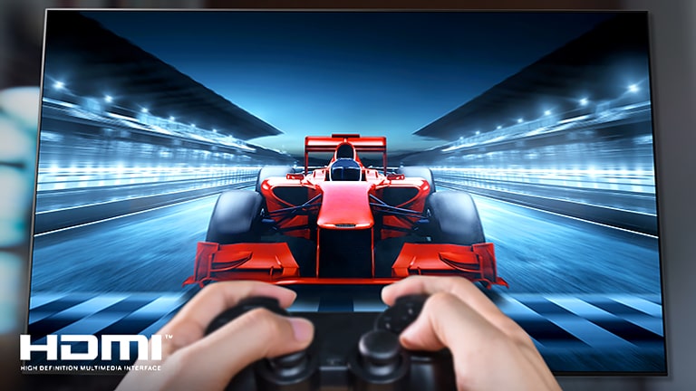 صورة مقرّبة للاعب يلعب لعبة سباق على شاشة التلفزيون.  يوجد في الصورة شعار HDMI في أسفل اليسار.