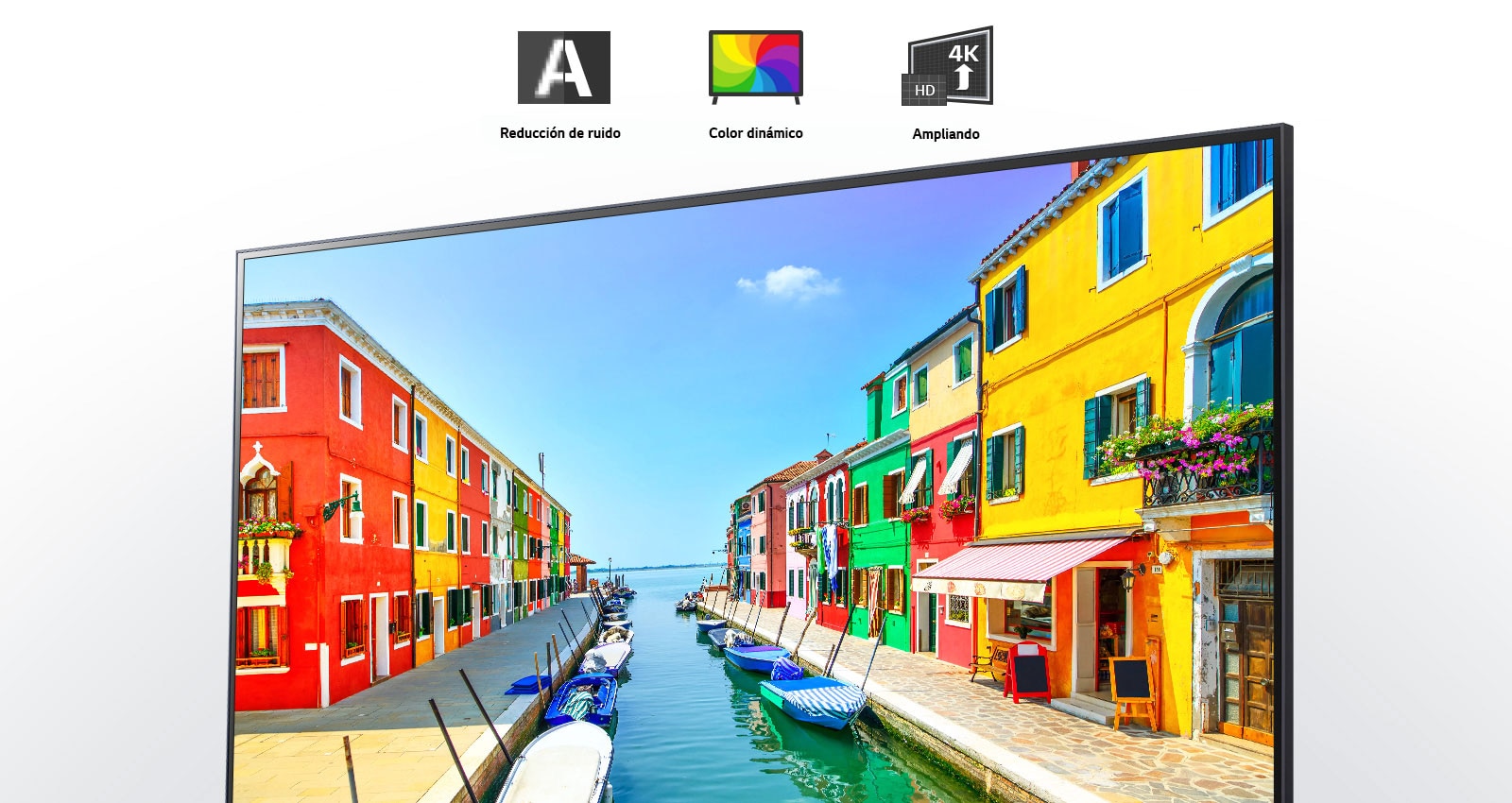 Una pantalla de televisión que muestra una ciudad portuaria donde los edificios están pintados de múltiples colores y los pequeños barcos están anclados en un puerto largo y estrecho.