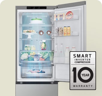 Avoinna oleva jääkaappi, jonka hyllyt on täytetty tuoreilla elintarvikkeilla ja jossa on älykkään taajuusmuuttajakompressorin 10 vuoden takuuetiketti.