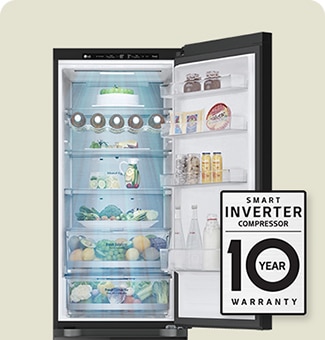 Avoinna oleva jääkaappi, jonka hyllyt on täytetty tuoreilla elintarvikkeilla ja jossa on älykkään taajuusmuuttajakompressorin 10 vuoden takuuetiketti.