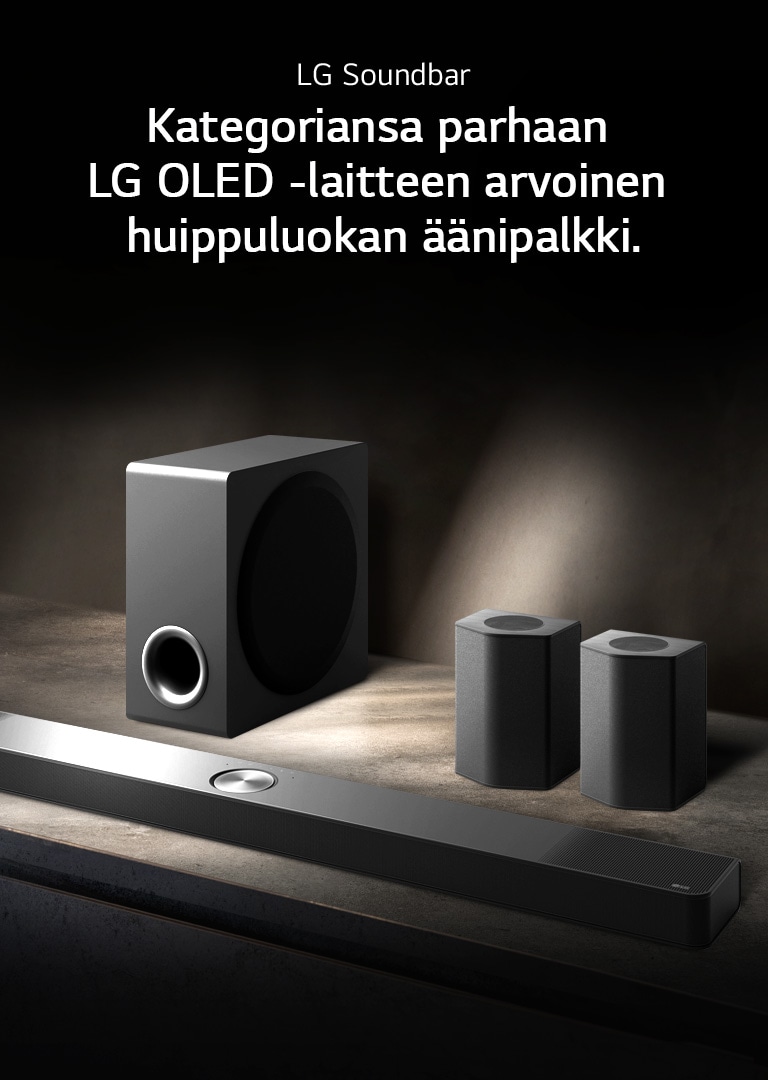 LG Soundbar, takakaiuttimet ja subwoofer on asetettu kulmasta näkyvään ruskeaan puuhyllyyn mustassa huoneessa, jonka ainoa valaistus kohdistuu äänijärjestelmään.
