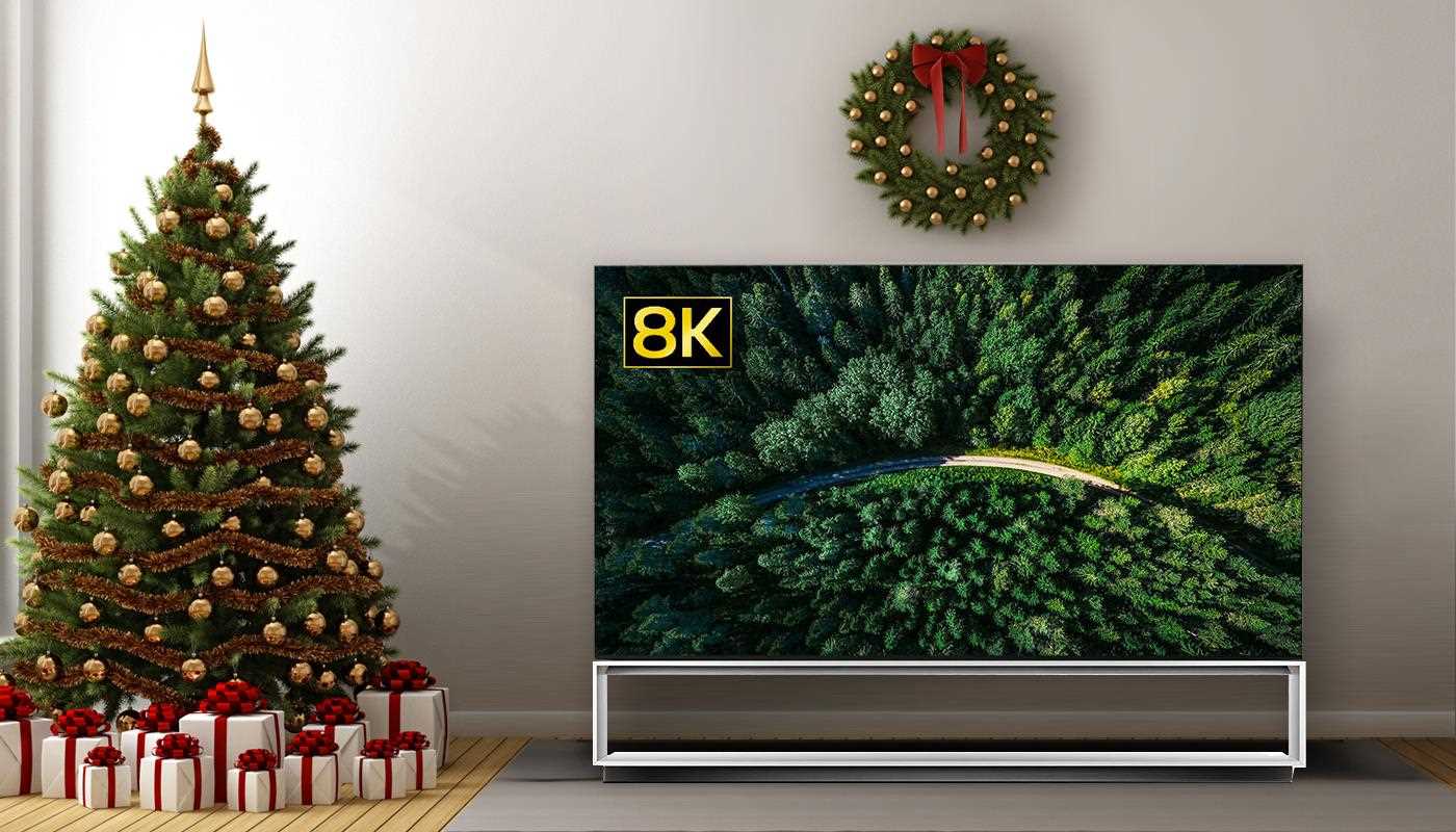 Téléviseur LG SIGNATURE OLED Z9 8K disposé près d’un sapin entouré de cadeaux | More at LG MAGAZINE