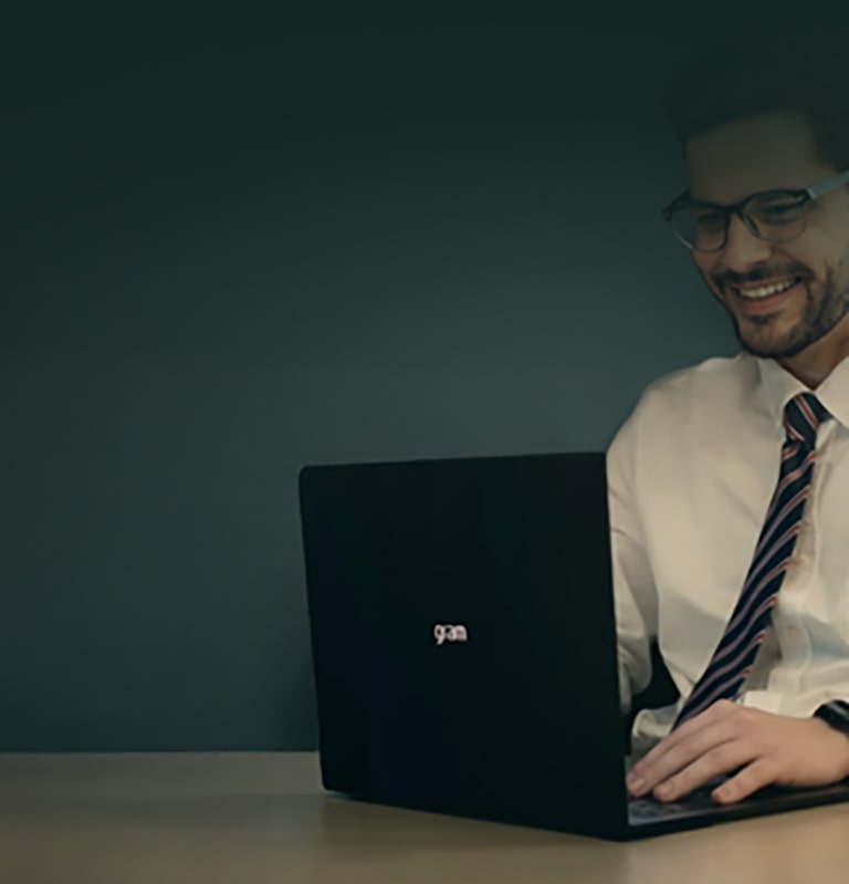 A man using his laptop