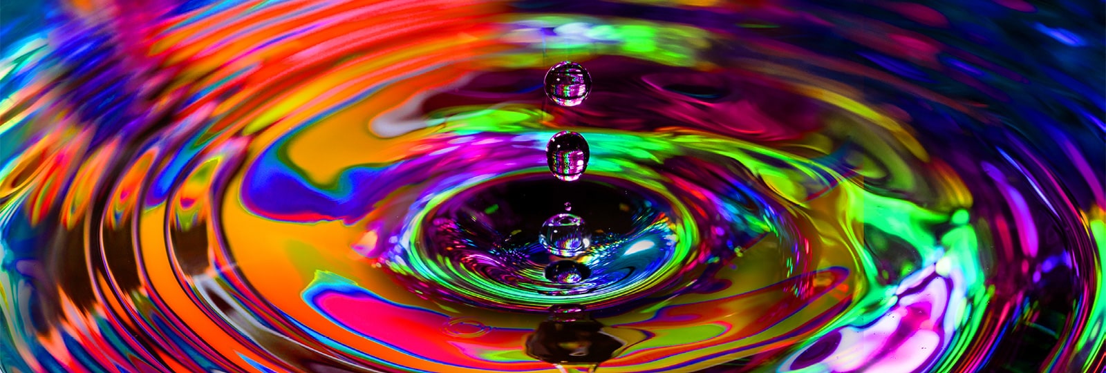 The rippling water is reflecting colorful light, and each color is vividly displayed.