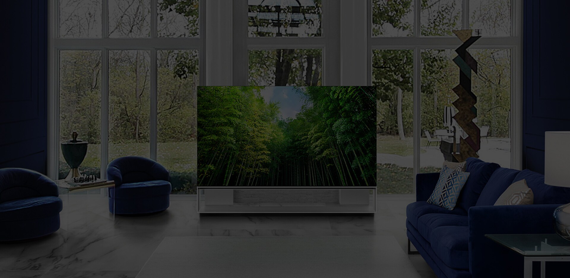 LG SIGNATURE OLED 8K is placed on the center of living room, which is decorated by the color of classic blue and white marble.