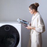 Thumbnail of Olivia Palermo stood next to an LG SIGNATURE Washing Machine. (play the video)