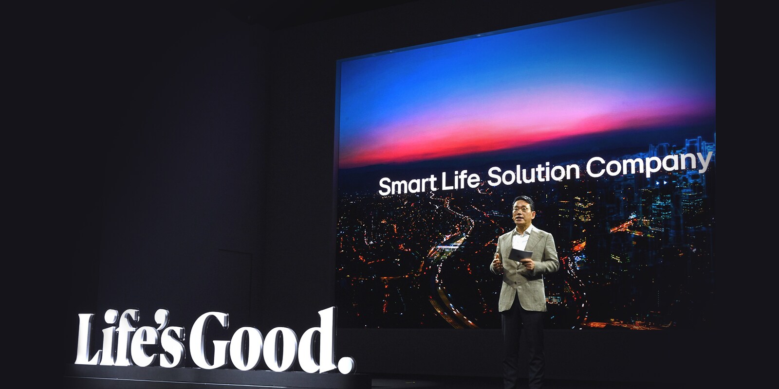 LG VS Company's CEO William Cho presenting LG's grand vision to go beyond consumer electronics into the realm of smart life solutions