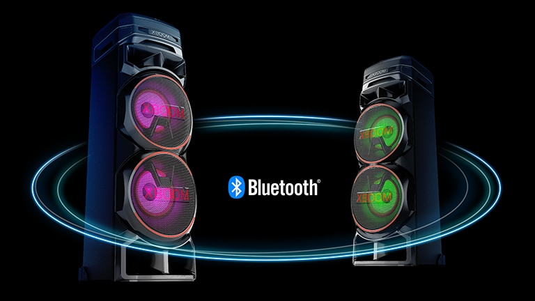 Δύο RNC7 αντικριστά και διαγώνια σε μαύρο φόντο και ανάμεσά τους το λογότυπο Bluetooth. Το ένα έχει μωβ φως στο woofer και το άλλο πράσινο φως.