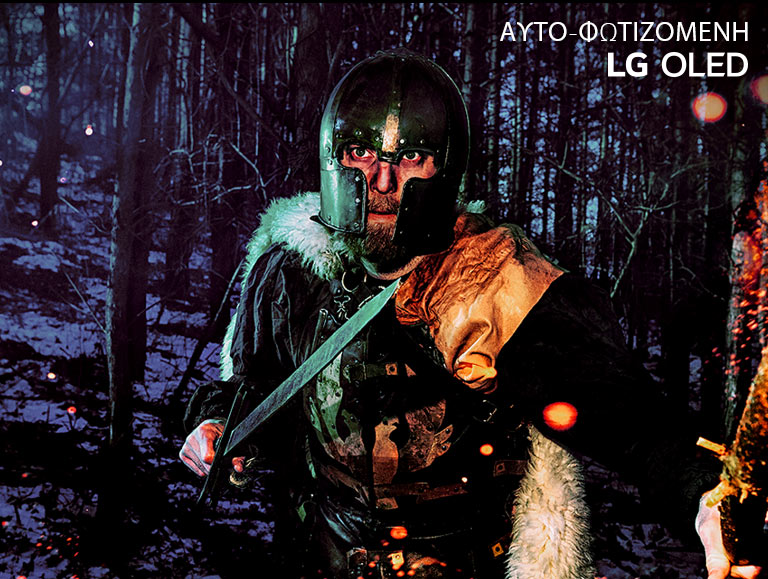 Σύγκριση υπέρθεσης μεταξύ μιας τηλεόρασης LCD/LED και μιας τηλεόρασης LG OLED σχετικά με την αναπαραγωγή χρωμάτων μέσω ενός άντρα που φορά πανοπλία σε ένα χειμερινό δάσος