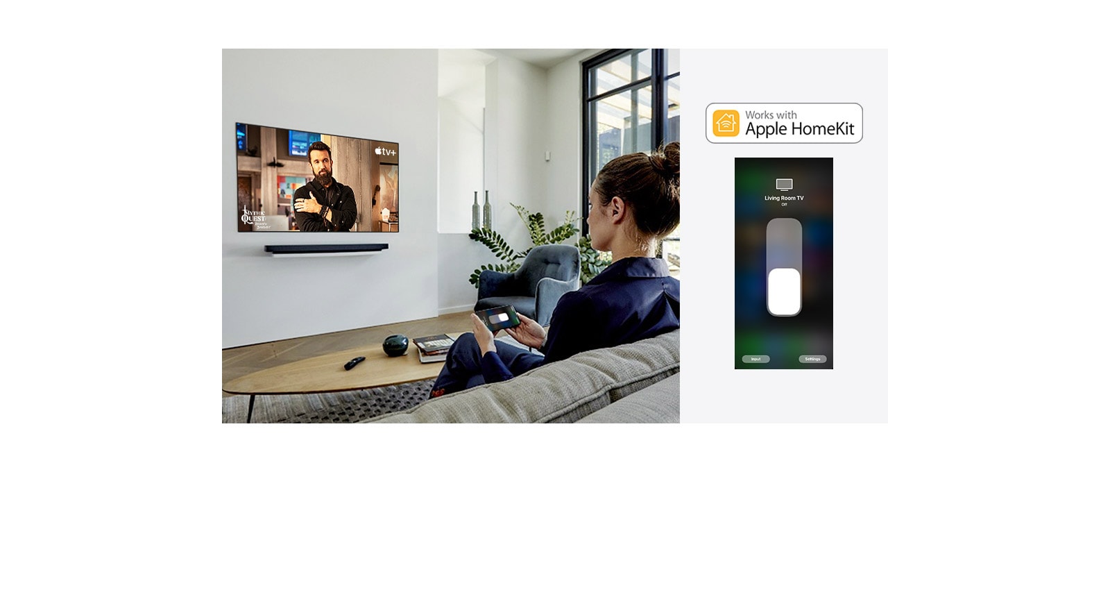 Μια γυναίκα στον καναπέ παρακολουθεί ένα πρόγραμμα στην Apple TV +, χρησιμοποιώντας το Apple Homekit στο κινητό της (μετακινήστε τη διαφάνεια)