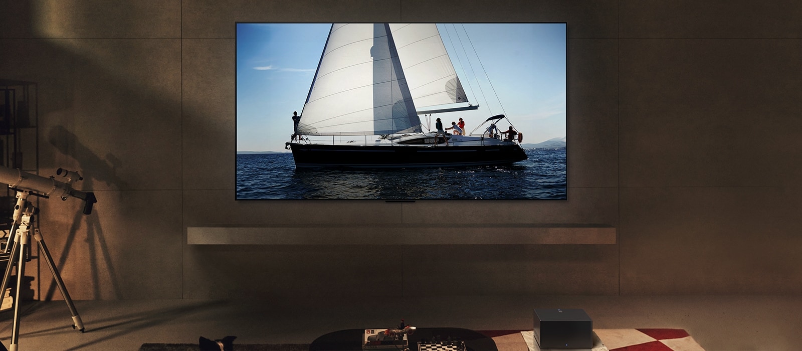 Μια LG OLED evo M4 και ένα LG Soundbar σε ένα σύγχρονο σαλόνι τη νύχτα. Εμφανίζεται μια εικόνα της οθόνης με ένα ιστιοπλοϊκό στη θάλασσα με τα ιδανικά επίπεδα φωτεινότητας.