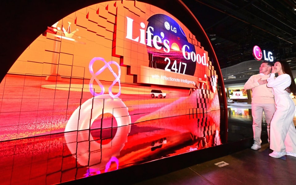 LG at CES (2).png