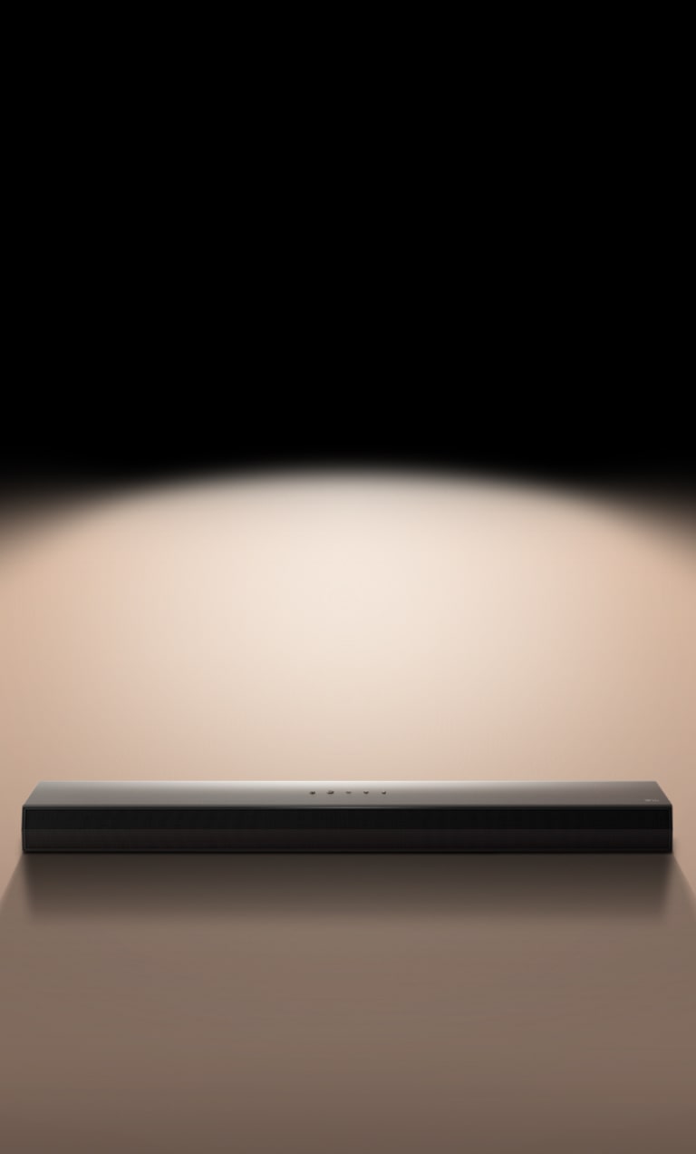 LG Soundbar na crnoj pozadini istaknut svjetlom reflektora. 
