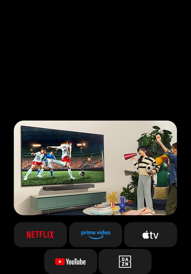 Dvije žene gledaju nogometnu utakmicu u udobnom stambenom prostoru. Jedna žena drži nogometnu loptu, a obje navijaju za svoju momčad s žutim i crvenim megafonima. Ispod se prikazuju sljedeći logotipovi. Netflix, Amazon Prime Video, Apple TV, Youtube, ESPN i DAZN.