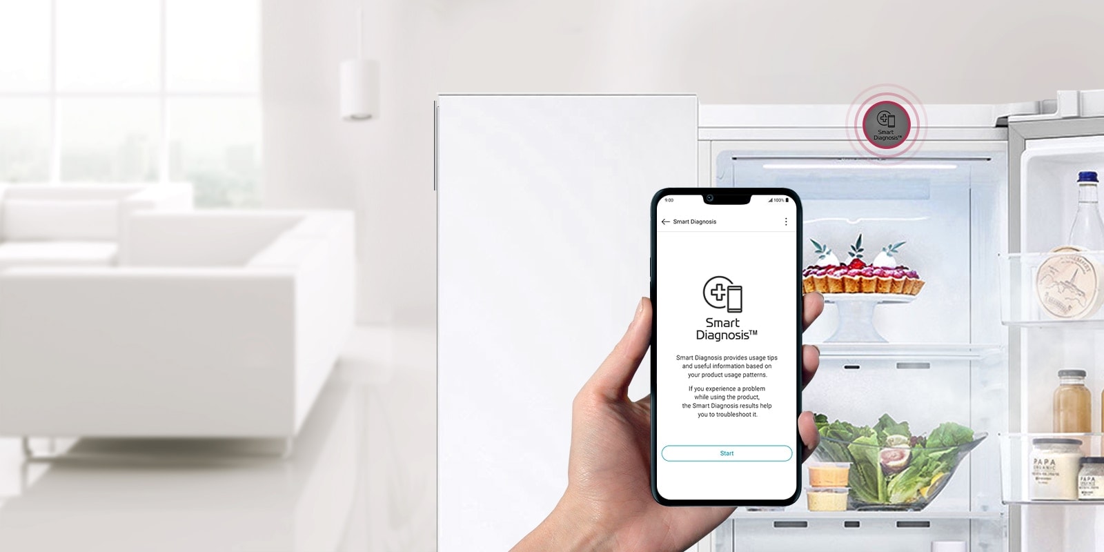 Roka drži telefon. Na zaslonu telefona je prikazana funkcija Smart Diagnosis aplikacije LG ThinQ. Hladilnik v ozadju ima odprto eno stran in prikazuje vsebino v notranjosti. Nad hladilnikom je ikona Smart Diagnosis.