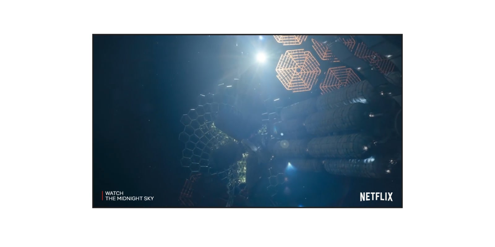 TV zaslon, ki prikazuje napoved filma Midnight Sky na Netflixu (predvajajte video).