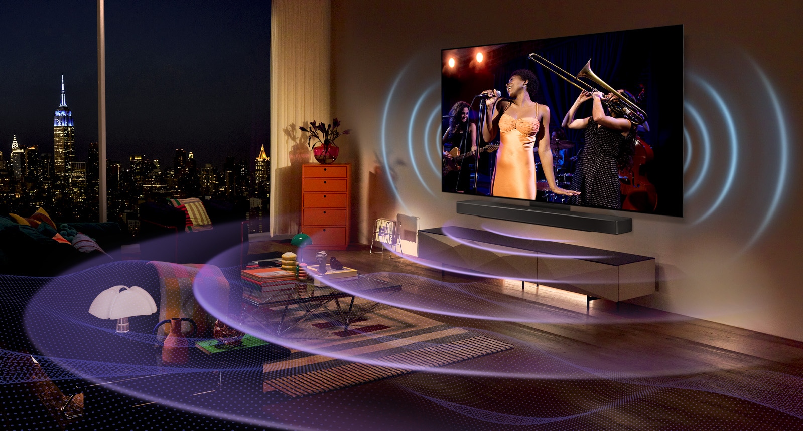 Slika televizorja LG OLED v sobi, ki prikazuje glasbeni koncert.  Modre ukrivljene črte opisujejo zvok televizorja, vijolične ukrivljene črte pa predstavljajo zvok Soundbara, ki zapolnjuje prostor.