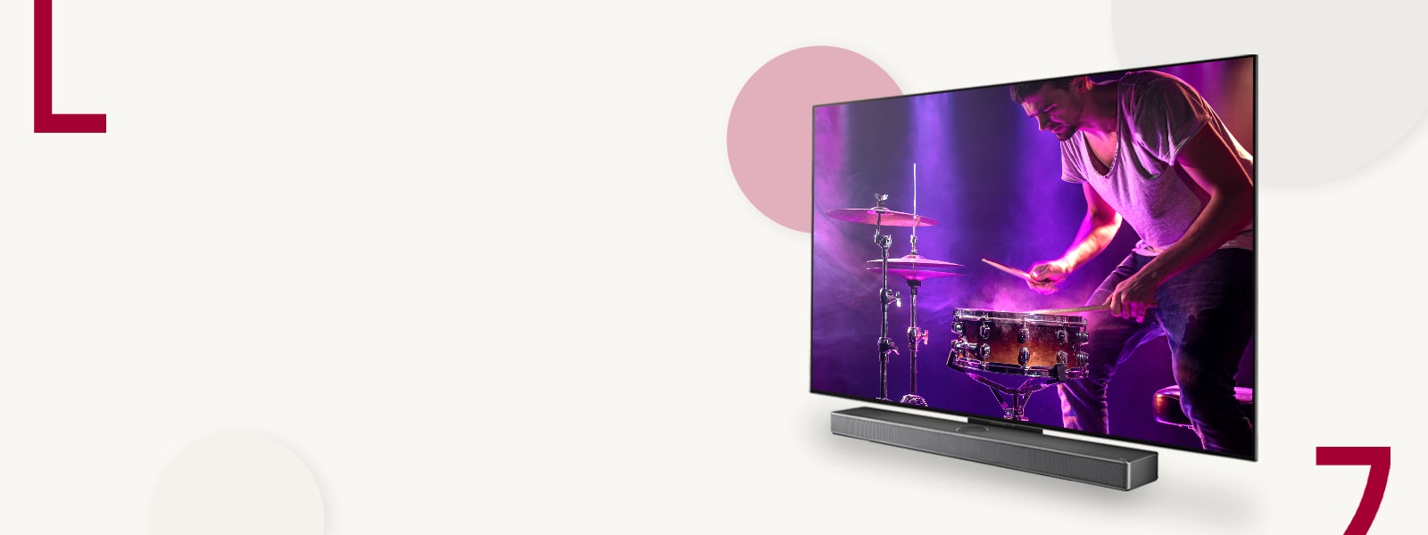 Slika televizorja LG OLED C3 in zvočnikov Soundbar na krem ​​ozadju z barvnimi krogi.  Na zaslonu je moški, ki igra bobne.