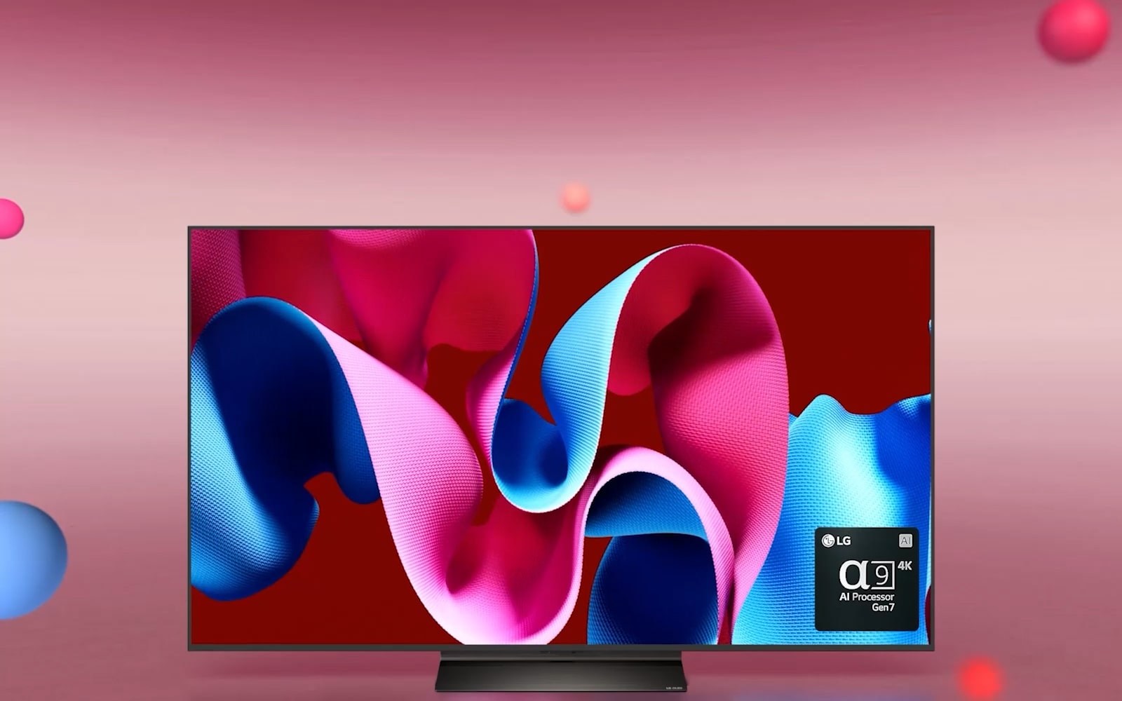 LG OLED C4 je obrnjen za 45 stopinj v desno z rožnato in modro abstraktno umetnino na zaslonu z rožnatim ozadjem in 3D kroglami. OLED TV gleda naprej. Spodaj desno je logotip procesorja LG alpha 9 AI Gen7.