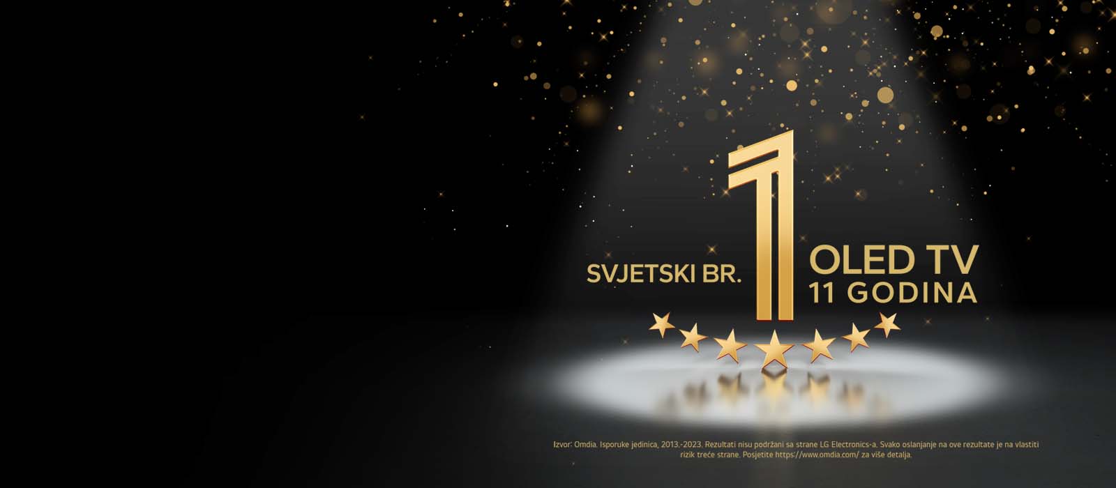 Zlati emblem "Najboljši OLED TV na svetu že 11 let" na črnem ozadju. Reflektor osvetljuje emblem, zlate abstraktne zvezde pa napolnjujejo nebo nad njim.
