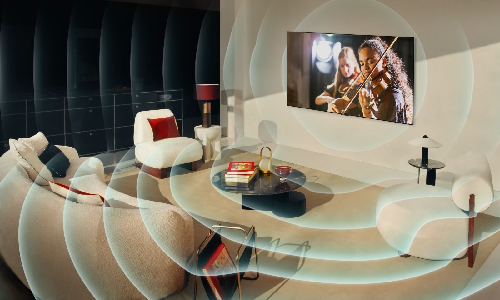 LG OLED TV v sodobnem mestnem stanovanju. Nad sliko se prikaže mreža, kot da bi skenirali prostor, nato pa se iz zaslona projicirajo modri zvočni valovi, ki popolnoma napolnijo prostor z zvokom.