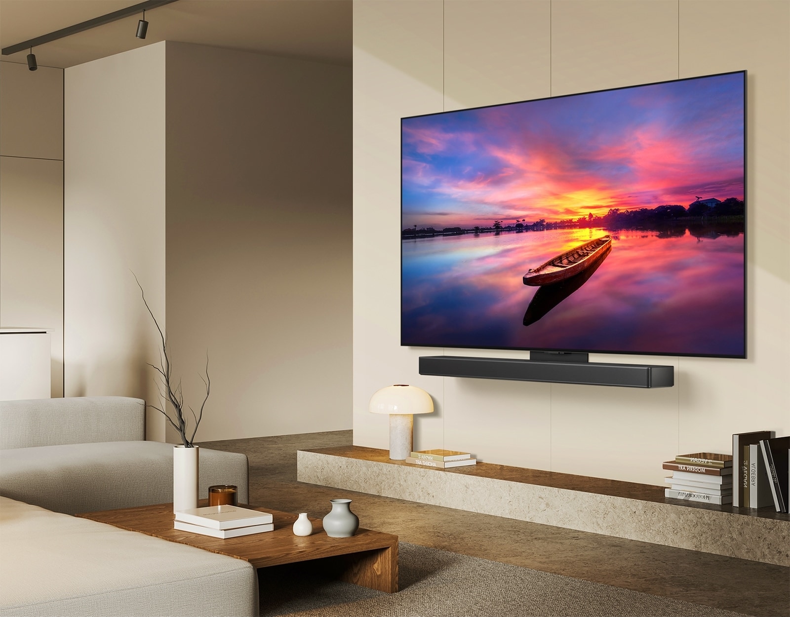 LG OLED TV, OLED C4 obrnjen za 45 stopinj v levo prikazuje čudovit sončni zahod s čolnom na jezeru, medtem ko je TV povezan z LG Soundbar z nosilcem Synergy v minimalističnem bivalnem prostoru.