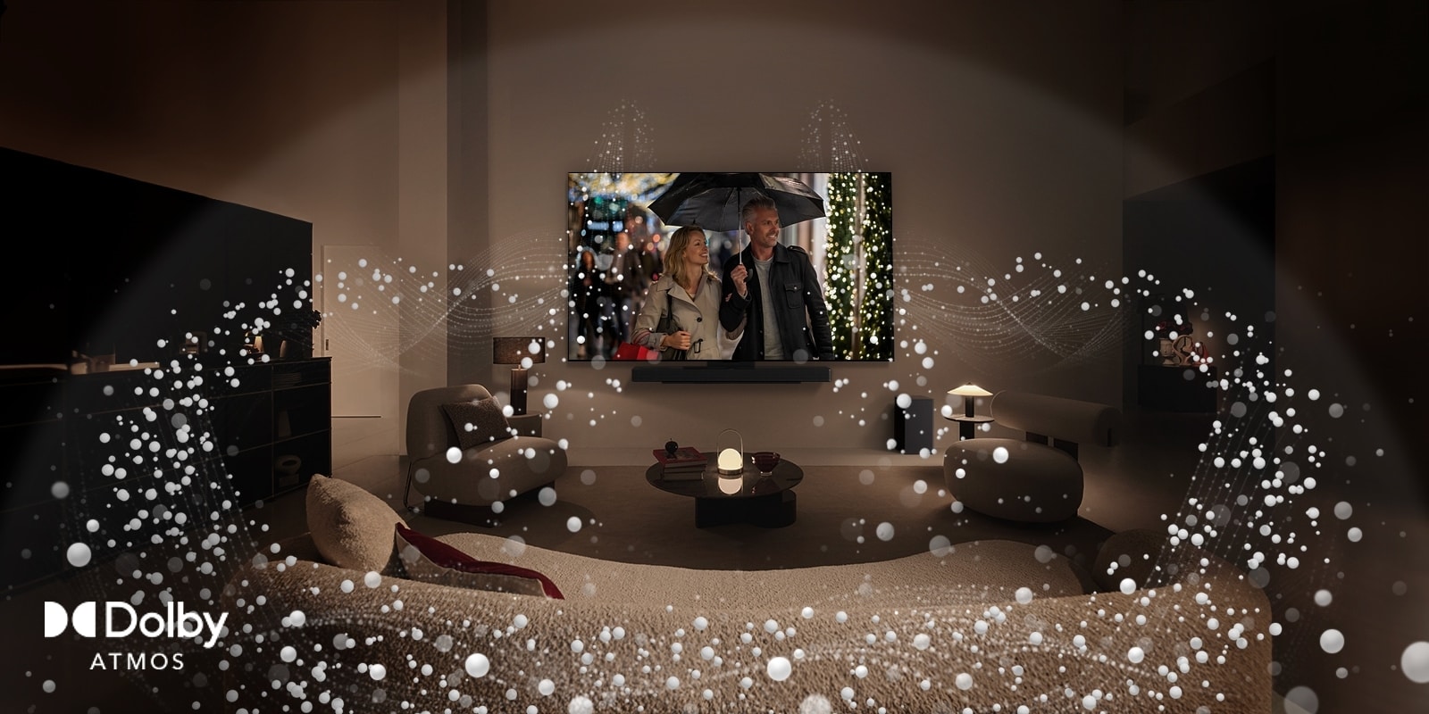 Prijeten, slabo osvetljen dnevni prostor, LG OLED TV prikazuje par, ki uporablja dežnik, sobo pa obdaja svetla krožna grafika. Logotip Dolby Atmos v spodnjem levem kotu.