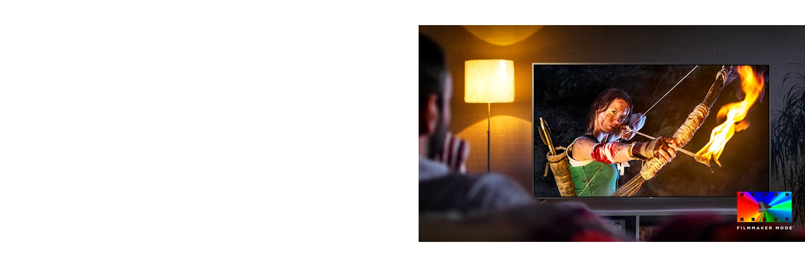 Un uomo seduto sul divano a guardare un film d'azione.  La ragazza della TV ha un arco e una freccia completamente allungati.