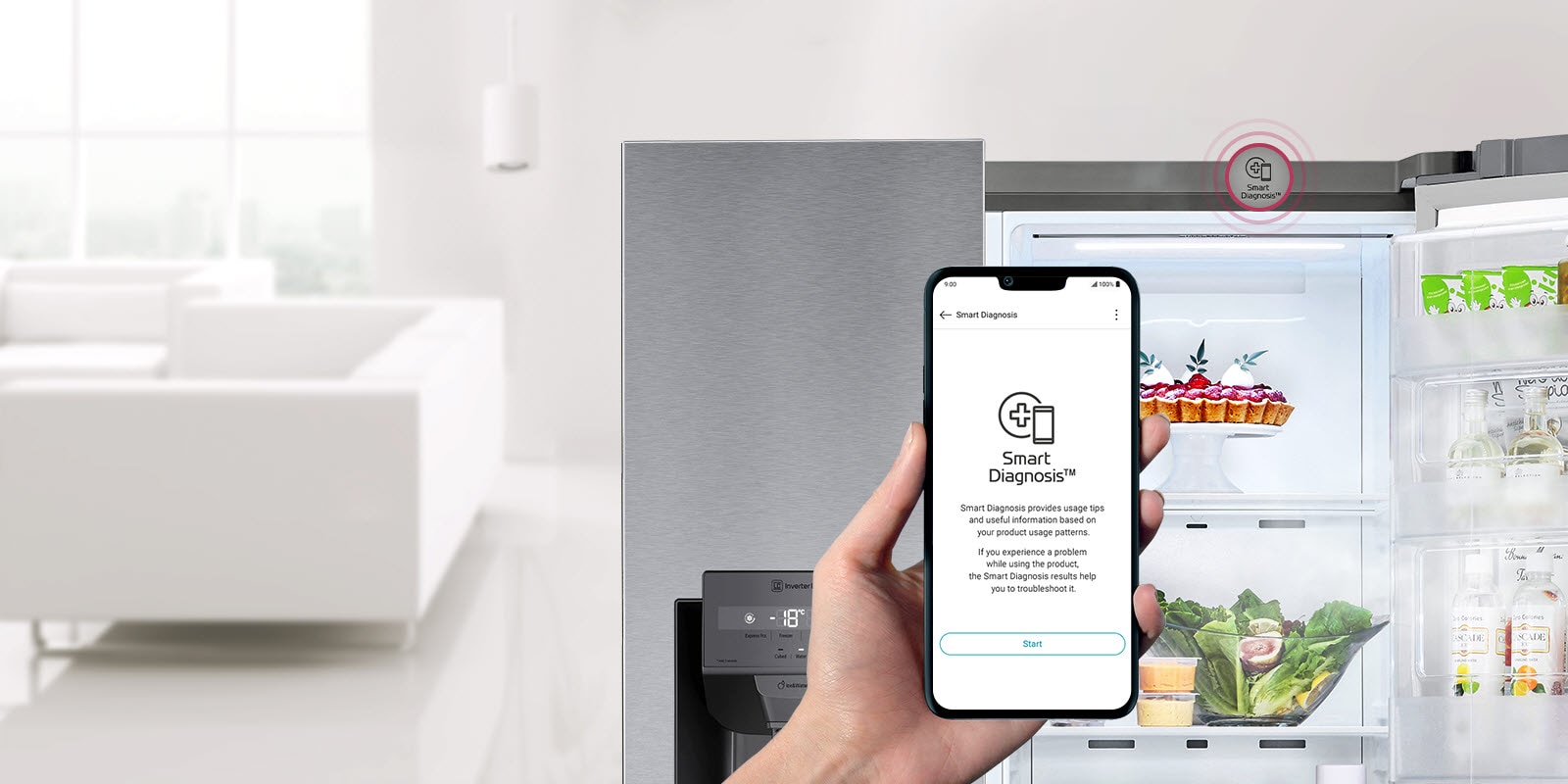 Roka drži telefon.  Na zaslonu telefona je prikazana funkcija Smart Diagnosis aplikacije LG ThinQ.  Hladilnik v ozadju ima odprto eno stran in prikazuje vsebino v notranjosti.  Nad hladilnikom je ikona Smart Diagnosis.