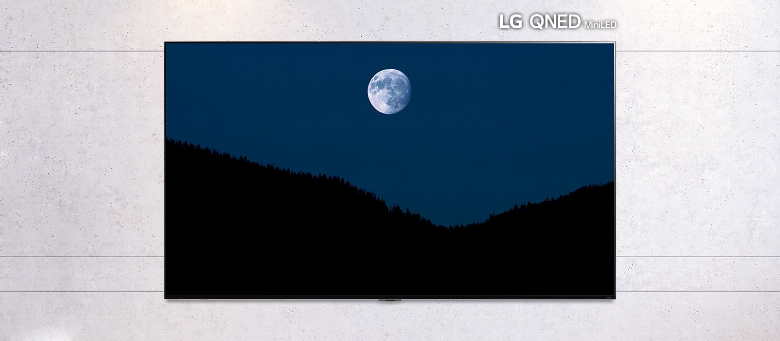 Pomična slika televizora montiranog na zid na kojem se prikazuje mračan prizor mjeseca iznad planina. Prizor se izmjenjuje na televizoru uobičajene veličine i televizoru LG QNED Mini LED s velikim zaslonom.