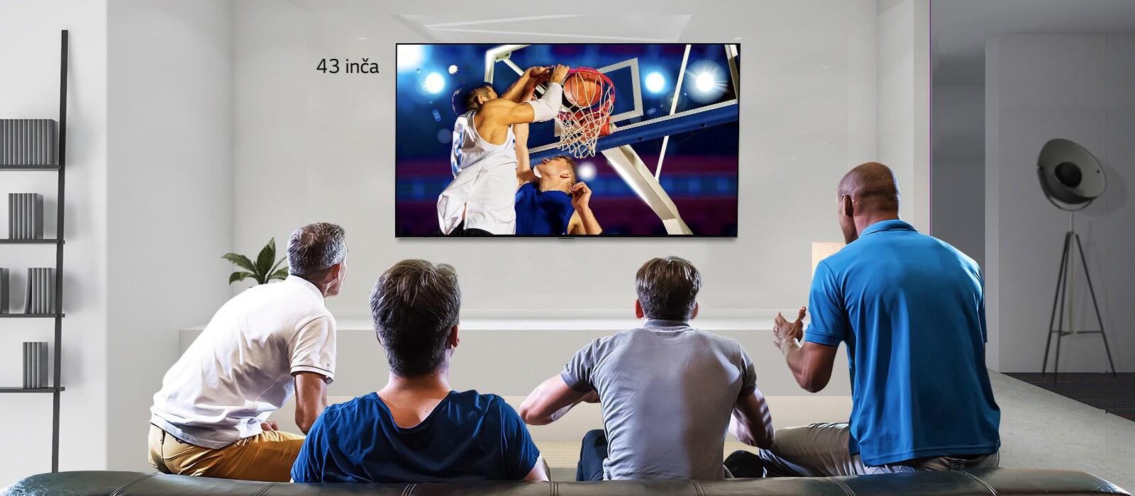 Prikaz stražnje strane televizora koji je montiran na zid, a na kojem se prikazuje košarkaška utakmica koju gledaju četvorica muškaraca. Pomicanjem slijeva nadesno prikazuje se razlika u veličini između zaslona od 43 inča i zaslona od 86 inča.