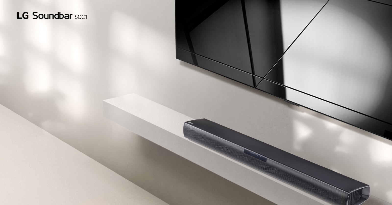 LG Sound Bar SQC1 i LG TV nalaze se zajedno u dnevnoj sobi. TV je uključen i prikazuje grafičku sliku.